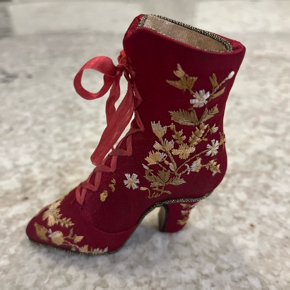 Putting on the Ritz by Popular Imports (2000) - red velvet resin shoe. #FS143 - Picture 5 of 6